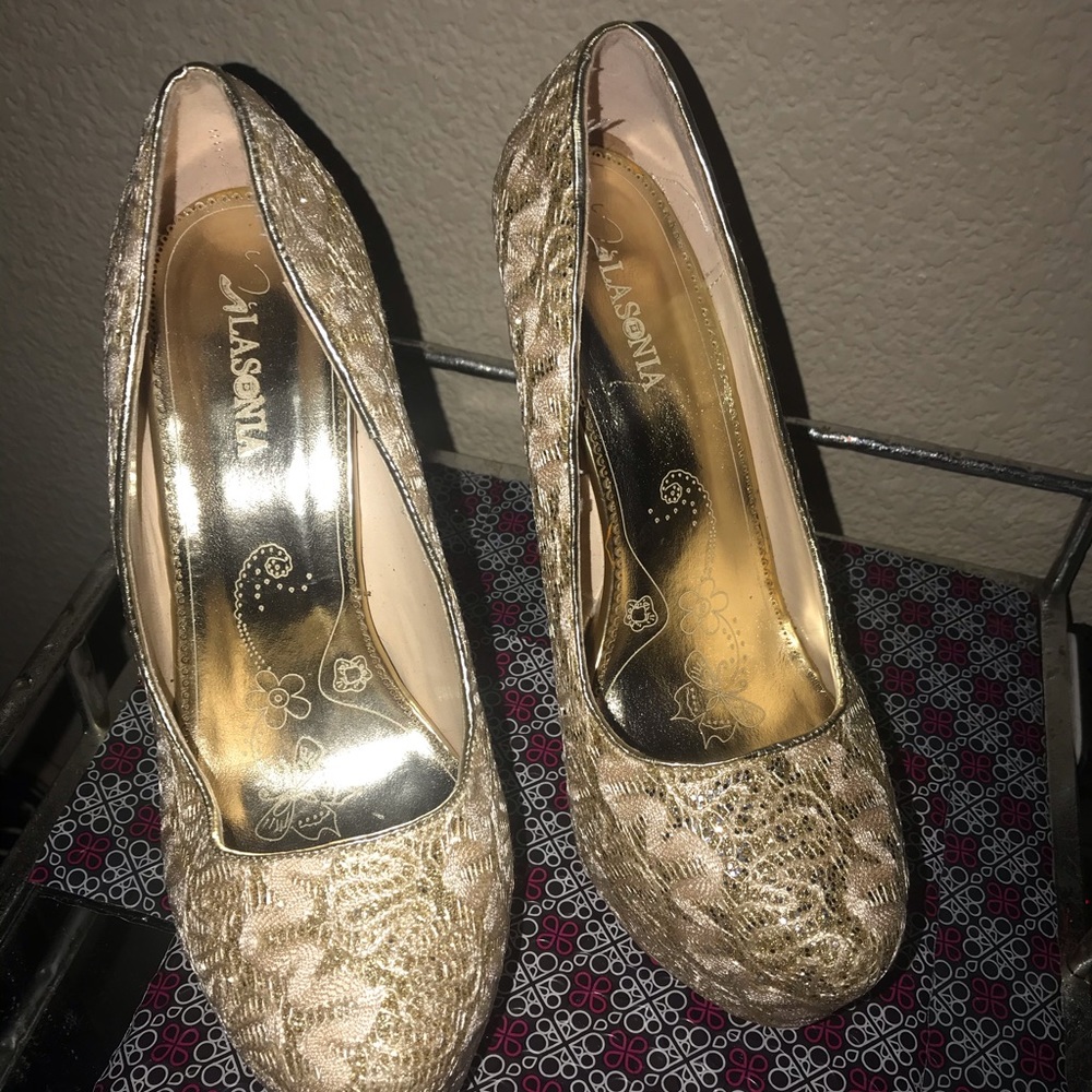 Heels - Picture 3 of 3
